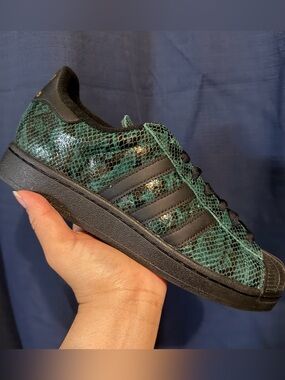 Adidas Green Superstar II Snakeskin Low-Top Sneakers, women size 8